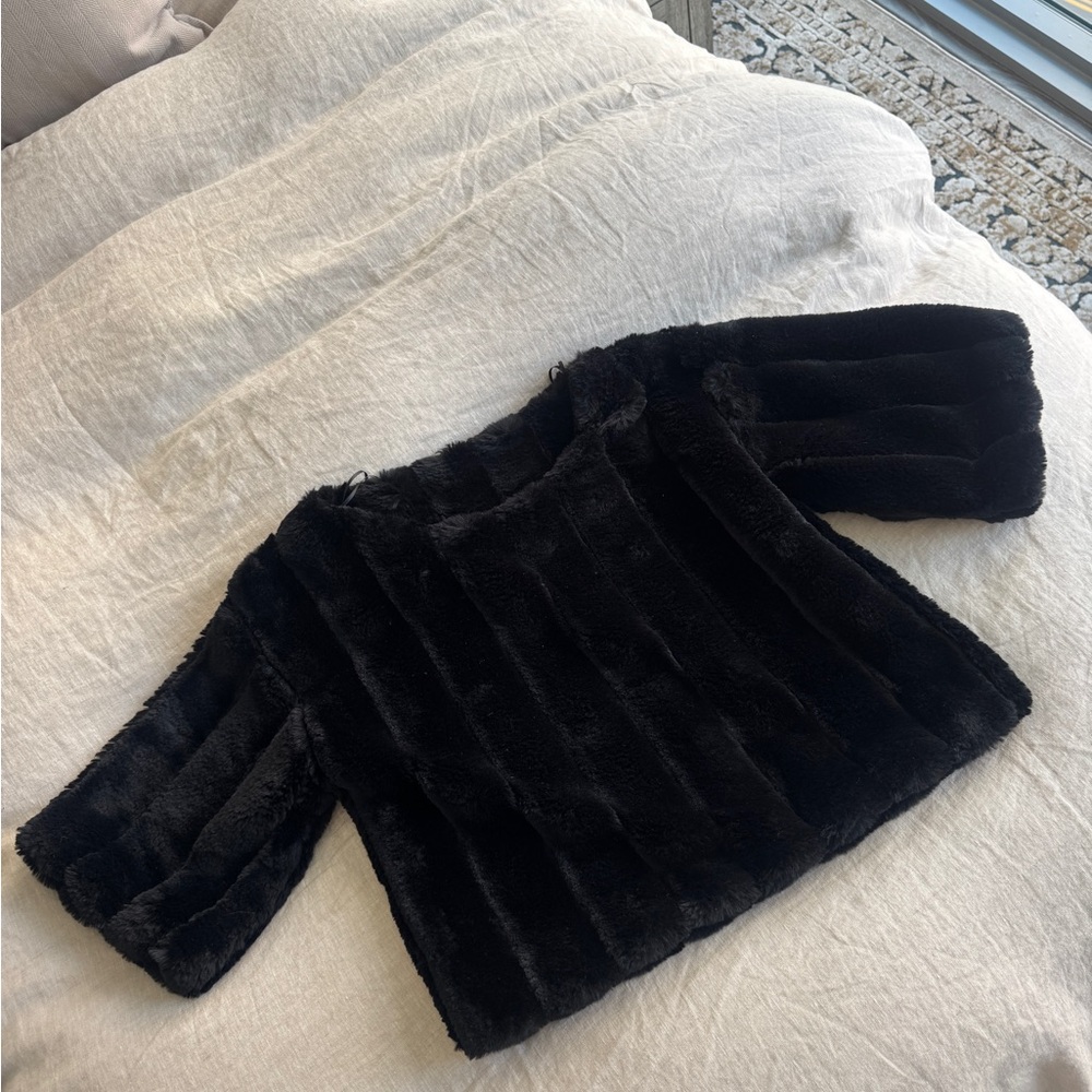 Fur cropped midi sleeve blouse